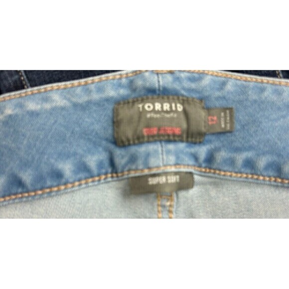 Torrid Jeans Womens 12 Light Blue Wash Crop Jegging Super Soft Distressed Torn - Picture 12 of 12